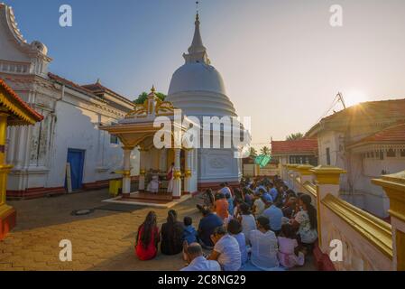 BERUWALA, SRI LANKA - 16. FEBRUAR 2020: Morgengebet im buddhistischen Tempel des Kande Viharaya Tempels Stockfoto