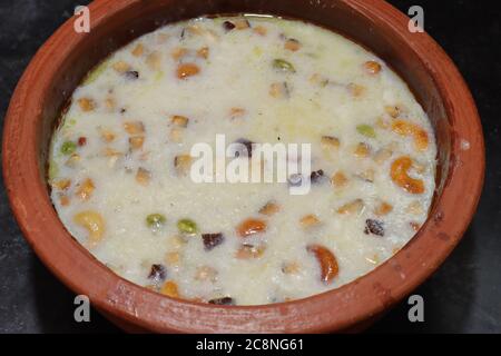 Sago Kheer oder Sabudana khir ist ein süßes Essen mit Tontopf aus Indien Stockfoto