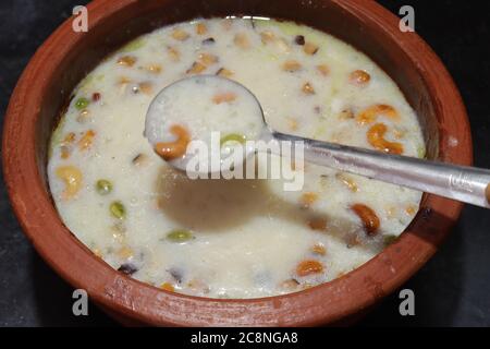 Sago Kheer oder Sabudana khir ist ein süßes Essen mit Tontopf aus Indien Stockfoto