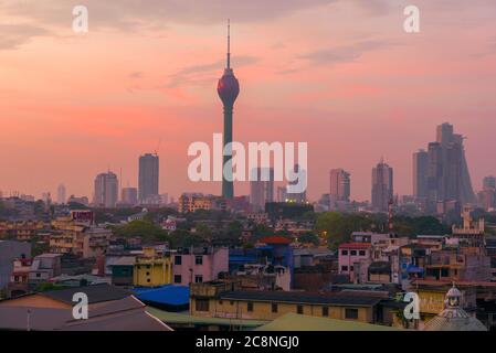 COLOMBO, SRI LANKA - 22. FEBRUAR 2020: Lotus Tower in der urbanen Dämmerungslandschaft Stockfoto