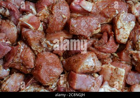Zum Braten auf Kohlen fertig mariniertes Fleisch mit Gewürzen und Sauce. Grob gehacktes Schweinefleisch in Sojasauce mit verschiedenen Gewürzen mariniert. Teil von Stockfoto