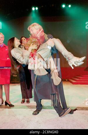 Virgin Airlines Chef Sir Richard Branson genießt die lokalen Feierlichkeiten der Fluggesellschaften Erstflug nach Dehli im Jahr 2000. Stockfoto