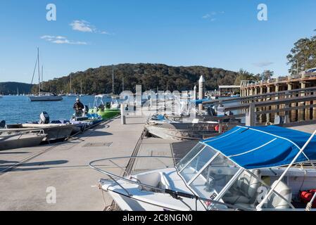 Entworfen und gebaut 2016-18 von ward Bau- und Umwelttechnik, bietet eine neue kleine Bootsmarina Anlegestellen für Bewohner und Besucher Stockfoto