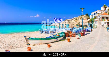 Griechenland Reisen. Das schönste Dorf und die schönsten Strände der Insel Samos - Kokkari. Beliebtes Touristenziel Stockfoto