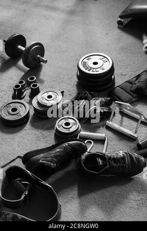 Eine Auswahl an Bodybuilding-Geräten, darunter Kurzhanteln, Trainer, Handschuhe und Kurzhanteln, Harrogate, North Yorkshire, England, Großbritannien. Stockfoto