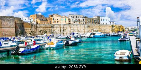 Sommerurlaub in Apulien, Otranto Altstadt, Blick mit Burg und Marine. Südlich von Italien Stockfoto