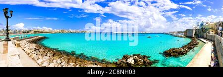 Sommerurlaub in Apulien, wunderbare Otranto Stadtzentrum mit kristallklarem Meer. Südlich von Italien Stockfoto