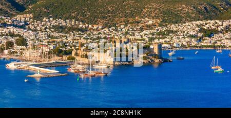 Bodrum, Wahrzeichen der Türkei. Blick auf den Hafen und die Altstadt mit mittelalterlicher Burg Stockfoto