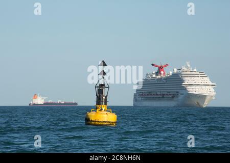 Von links nach rechts: Der Tanker Elandra Denali und das Kreuzfahrtschiff Carnival Breeze vor der Küste von Süd-Devon während der Coronavirus Ausbruch wit verankert Stockfoto