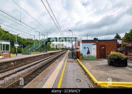 Bahnhof mit Malerei auf Bahnsteig 1 in Elworth Sandbach Cheshire UK Stockfoto