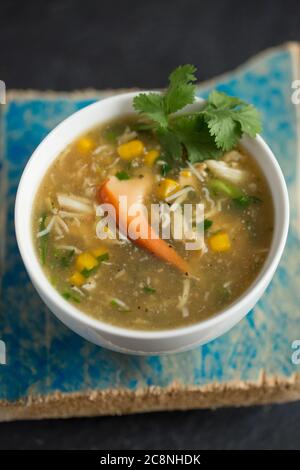 Eine hausgemachte Schale Krabbensuppe mit einer braunen Krabbe, Krebs Pagurus, die im Ärmelkanal gefangen wurde. Das Gericht enthält Frühlingszwiebeln, Süßungsmittel Stockfoto