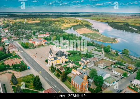 Rechyza, Weißrussland. Luftaufnahme Von Wohnhäusern, Fluss Dnepr Und Heilige Himmelfahrt Kathedrale In Sonnigen Sommertag. Draufsicht. Drohnenansicht. Vogel's Stockfoto