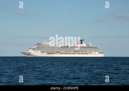 Das Kreuzfahrtschiff Carnival Breeze vor der südlichen Devon Küste während des Coronavirus Ausbruch vor Anker. Devon England GB Stockfoto