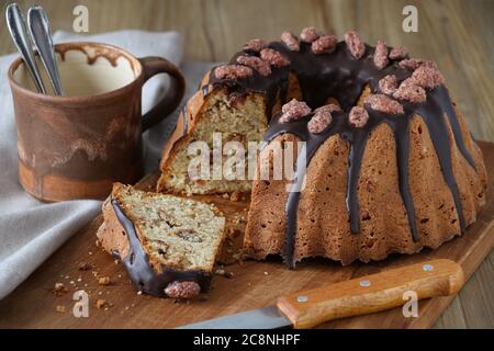 guglhupf Kuchen mit gerösteten Mandeln auf dem Holzbrett Stockfoto