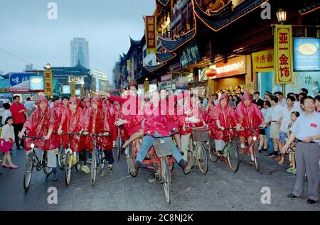 Sir Richard Branson, Gründer der Virgin Group, einschließlich Virgin Atlantic Airlines, radeln durch die Straßen von Shanghai und feiern im Juli 1999 den Erstflug der Fluggesellschaft von Heathrow in die chinesische Stadt. Stockfoto