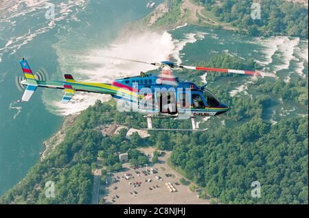 Airline-Chef Sir Richard Branson schwebt in einem Hubschrauber über den Niagara-Fällen in Toronto während einer Werbefahrt, um die neue Fluglinie nach Toronto 2001 zu promoten. Stockfoto