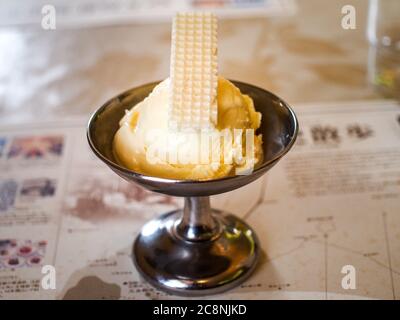 Vanilleeis garniert mit einem Winper in Hakodate, Hokkaido, Japan. Leckere Milchprodukte. Leckere Süßigkeiten. Klassisches Dessert. Stockfoto