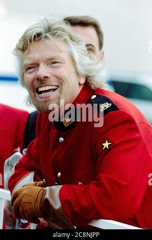 Virgin Boss Sir Richard Branson posiert in einer Nationaluniform während der Eröffnungsfeier der Airlines nach Shanghai, China im Juli 1999. Stockfoto