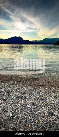 Lesezeichen-Format eines atemberaubenden Sonnenuntergangs über dem Comer See in Lierna, Italien Stockfoto