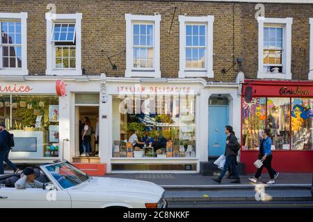 Entspannte Atmosphäre an der lebhaften und hippen Pembridge Road, Notting Hill, London, Großbritannien. Stockfoto