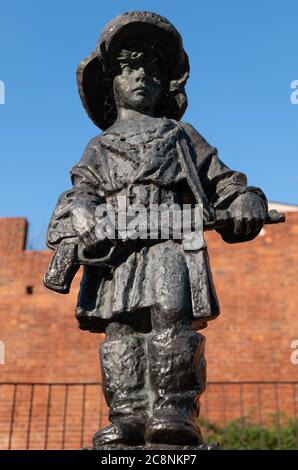 Warschau, Polen - circa Juni 2020: Denkmal des Kleinen Aufständischen in der Altstadt, entworfen 1946 von Jerzy Jarnuszkiewicz, Statue zum Gedenken an c Stockfoto