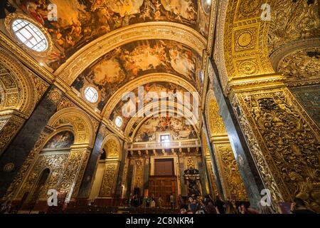 Valletta, Malta - 10. Oktober 2019: St. John's Co Kathedrale Hochbarocke Innenausstattung, Kathedrale Kirche gebaut vom Johanniter-Orden des Hl. Johannes Stockfoto