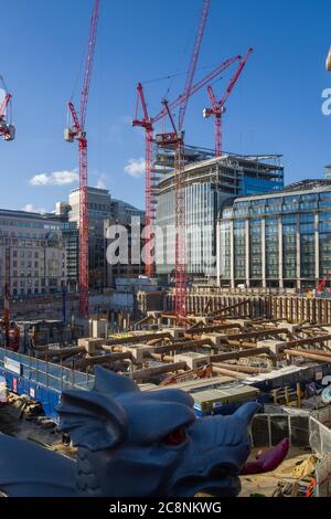 Rote Kraniche gegen den blauen Himmel bei massiven Bauarbeiten in London, Großbritannien Stockfoto