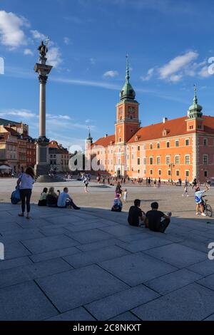 Warschau, Polen - 25. Juni 2020: Altstadt mit Königsschloss und König Sigismund-Säule, Wahrzeichen der Stadt Stockfoto