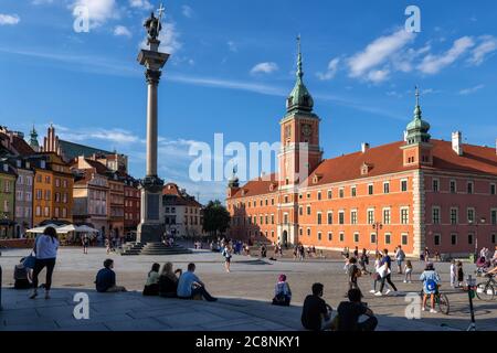 Warschau, Polen - 25. Juni 2020: Menschen auf dem Altstädter Ring mit dem Königsschloss und der Sigismund-Säule, Wahrzeichen der Stadt Stockfoto