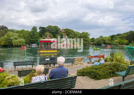 Besucher entspannen und genießen die Aussicht auf den denkmalgeschützten Peasholm Park See mit seiner Pagode. Scarborough, North Yorkshire, Großbritannien. Stockfoto