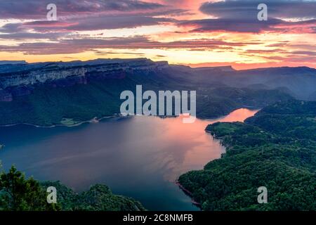 Erstaunlicher Sonnenaufgang am Sau Reservoir, Katalonien (Spanien) Stockfoto