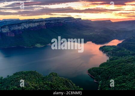 Erstaunlicher Sonnenaufgang am Sau Reservoir, Katalonien (Spanien) Stockfoto