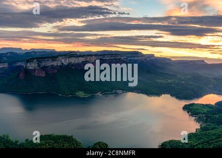 Magischer, farbenfroher Sonnenaufgang, am Stausee von Sau (Katalonien, Spanien) Stockfoto