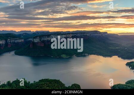 Sonnenaufgang über dem See (Panta de Sau, Katalonien, Spanien) Stockfoto