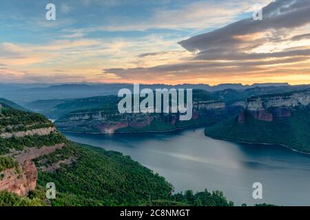 Sonnenaufgang über dem See (Panta de Sau, Katalonien, Spanien) Stockfoto