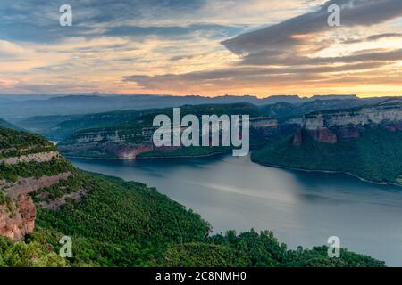 Magischer, farbenfroher Sonnenaufgang, am Stausee von Sau (Katalonien, Spanien) Stockfoto