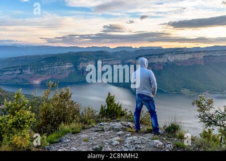 Sonnenaufgang am schönen Stausee von Sau. (Katalonien, Spanien) Stockfoto