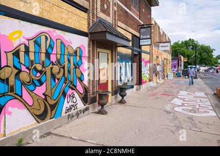 Minneapolis, MN/USA - 21. Juni 2020: An der Chicago Avenue entlang der Stelle, an der George floyd verhaftet und erschlussend wurde, wurden Schaufenster mit Graffiti bebooded. Stockfoto