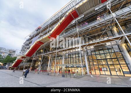 PARIS - JUNE 2014: Street view of Centre Pompidou exterior. The city attracts 30 million tourists annually. Stockfoto