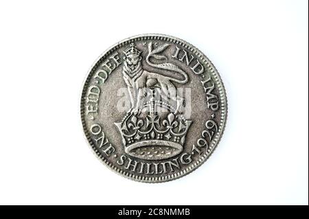 George V Silberne englische Schilling-Münze eine veraltete Münze von England UK zwölf Pence ein Zwanzigstel des Pfund Stock Foto Stockfoto