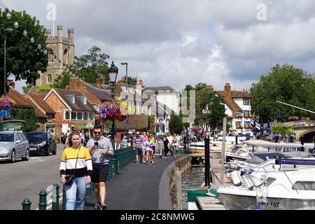 Henley-on-Thames, Großbritannien. Juli 2020. Wetter in Großbritannien. Die Themse zieht Familien und Wassersportfans an einem schönen sonnigen Tag an. Quelle: Uwe Deffner/Alamy Live News Stockfoto