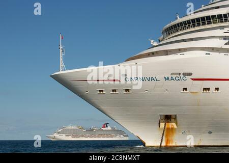 Von links nach rechts: Die Kreuzfahrtschiffe Carnival Breeze und Carnival Magic ankerten während des Coronavirus-Ausbruchs vor der Küste von Süd-Devon. Devon Englan Stockfoto