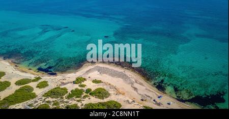 Punta Prosciutto ist ein wunderschöner Küstenabschnitt des Salento, der zur Gemeinde Porto Cesareo, Region Apulien, Süditalien, gehört. Stockfoto