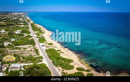 Punta Prosciutto ist ein wunderschöner Küstenabschnitt des Salento, der zur Gemeinde Porto Cesareo, Region Apulien, Süditalien, gehört. Stockfoto