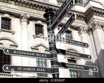 Retro-Straßenschild mit Wegweiser zu Westminster Abbey Houses of Parliament Buckingham Palace St James's Park Whitehall und Westminster in Londo Stockfoto