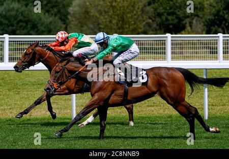 Rose Hip, geritten von Jockey Tom Marquand (rechts) auf dem Weg, die betfred.com Handicap-Einsätze der Fohlen auf der Ascot Racecourse zu gewinnen. Stockfoto