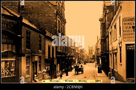 Eine viktorianische Postkarte mit einer historischen Ansicht der Skinner Street Whitby, North Yorkshire, UK, zeigt die Skinner Street mit dem Granby Hotel (rechts); Scarborough und Whitby Breweries Büro (links) und Botham's Bäcker (wo der Wagen ist), Blick nach Süden Stockfoto