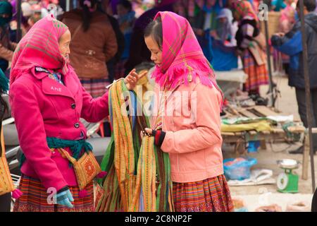 BAC Ha Market Vietnam 12/22/2013 2 Frauen von Flower Hmong Menschen verhandeln Stockfoto