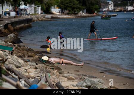 Hongkong, China. Juli 2020. Menschen werden am Strand gesehen gesehen gesehen gesehen am 26. Juli 2020 in Hongkong, China. Fünf konservative Tage von Coronavirus-Infektionen über 100 in Hongkong. Kredit: May James/ZUMA Wire/Alamy Live Nachrichten Stockfoto