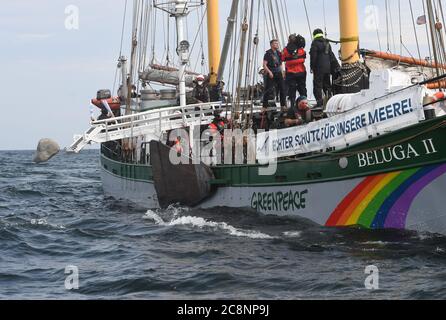 Sassnitz, Deutschland. Juli 2020. Greenpeace-Aktivisten versenken große Granitblöcke vom Greenpeace-Schiff "Beluga II" vor der Ostseeinsel Rügen ins Meer. Mit der Aktion im Adlergrund Meeresschutzgebiet wollen die Umweltschützer verhindern, dass der Boden von Fischern mit Schleppnetzen "durchgepflügt" wird. Quelle: Stefan Sauer/dpa/Alamy Live News Stockfoto